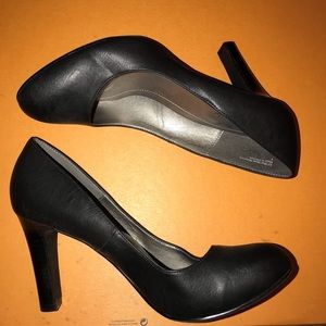 Kelly & Katie 👠 Black Pumps